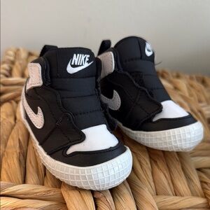 Nike Black and White Sneakers Low-Top Suede